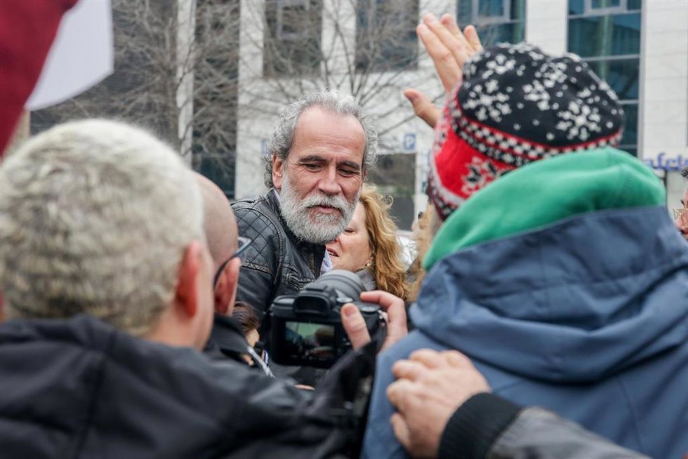 El actor Willy Toledo es recibido por un grupo de concentrados en su apoyo, junto al juzgado de lo Penal número 26 de Madrid