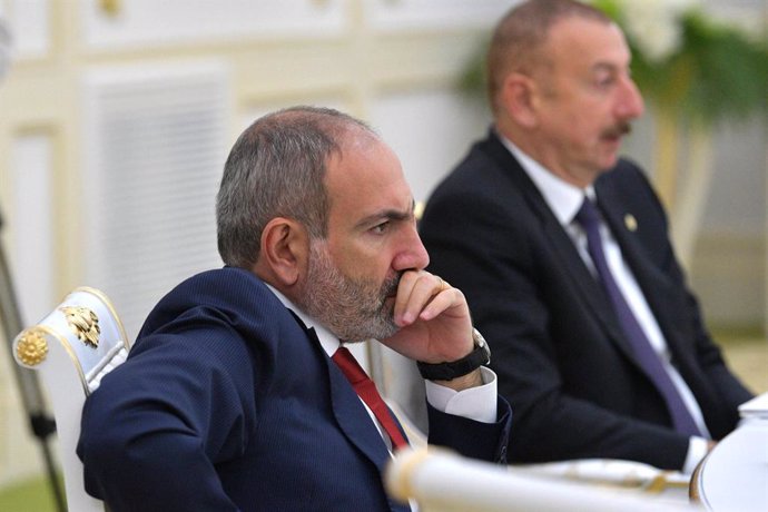 Nikol Pashinián en una cumbre junto al líder de Azerbaiyán, Ilham Aliyev