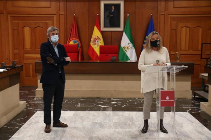 La primera teniente de alcalde del Ayuntamiento de Córdoba, Isabel Albás, y el delegado de Presidencia, Miguel Ángel Torrico.