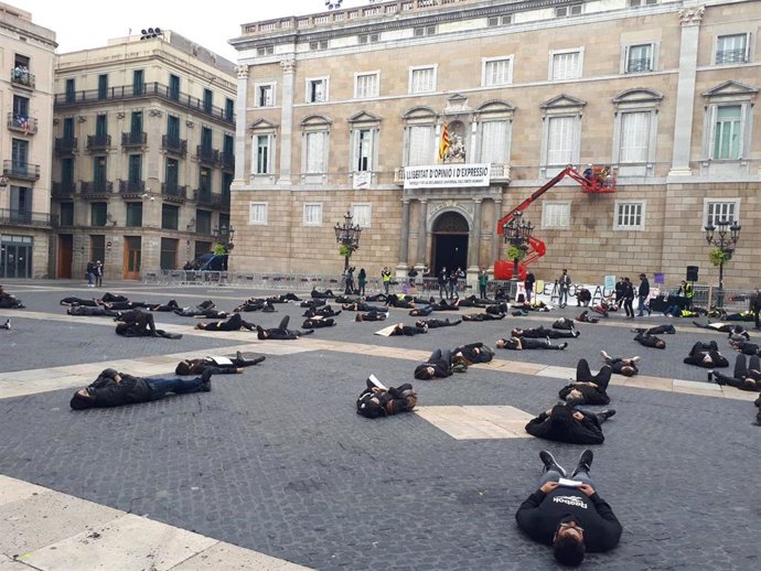 Unas 50 personas, según la Guardia Urbana, se han concentrado este lunes en la plaza Sant Jaume de Barcelona para reclamar la reapertura de los Escapa Room de Catalunya