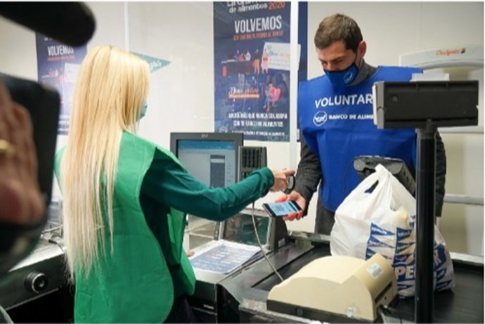 Iker Casillas participa en la apertura de la Gran Recogida de Alimentos
