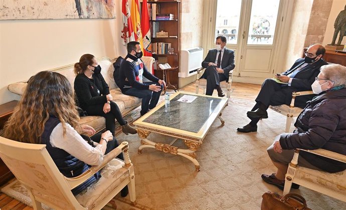 El alcalde (C) junto a representantes de los  autónomos.