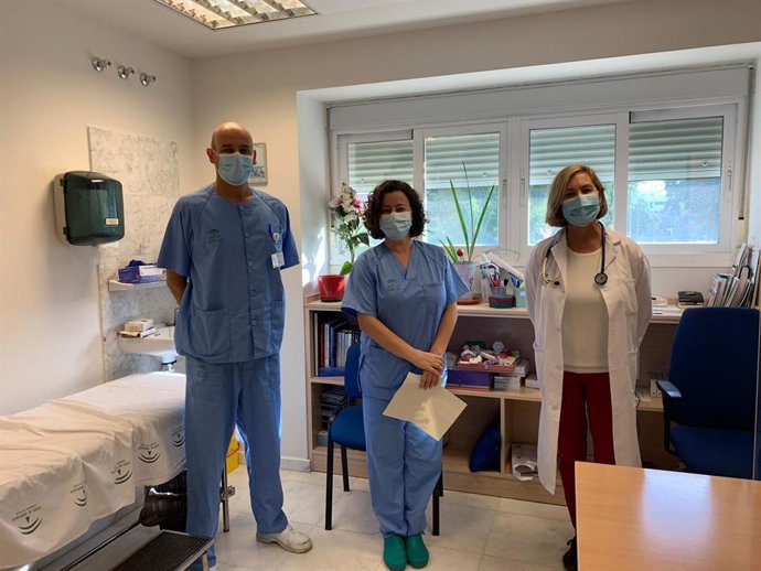 Los neumólogos del Hospital Virgen Macarena de Sevilla, Valido, Ayerbe y Almadana, especializados en EPOC