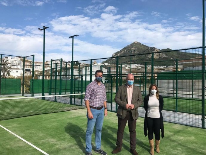 El presidente de la Diputación de Córdoba y alcalde de Rute, Antonio Ruiz (centro), visita las nuevas instalaciones deportivas