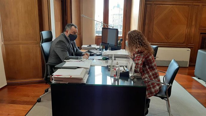 El presidente de la Diputación, Eduardo Morán, y la diputada de Acción Social, Carolina Arias.