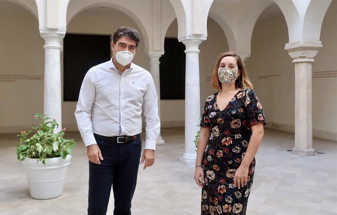 El gerente del Museo Carmen Thyssen, Javier Ferrer, y la  directora del CAMM, Nieves Alonso