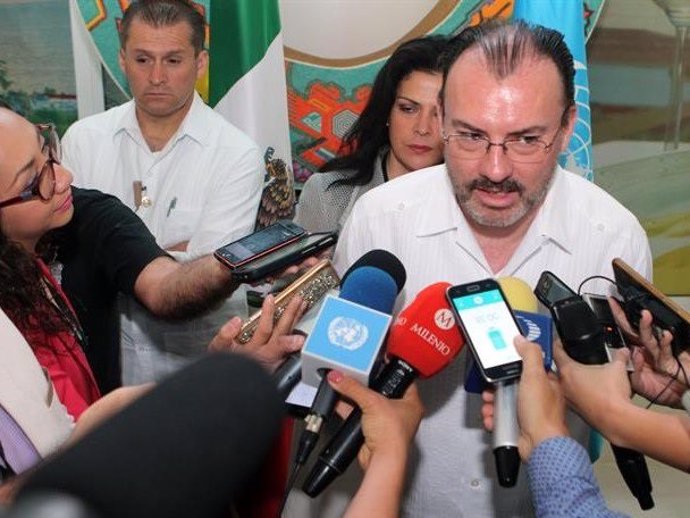    El secretario de relaciones exteriores de México, Luis Videgaray, ha hecho pública este lunes ante la prensa su preocupación por la "ruptura del orden democrático" en Venezuela y ha llamado a las partes negociadoras a actuar con "mesura" y "seriedad"
