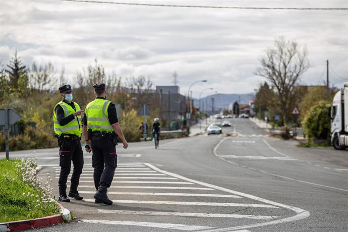 Agentes de la Ertzaintza realizan un control de movilidad 