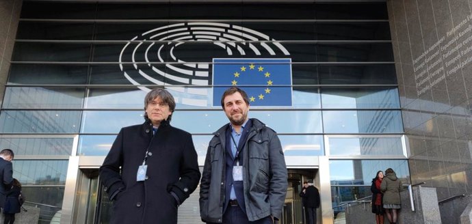 L'expresident de la Generalitat Carles Puigdemont i l'exconseller Toni Comin amb les credencials d'eurodiputats.