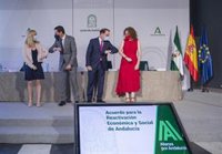 UGT y CCOO avisan a Moreno: El acuerdo de reactivación económica "pende de un hilo" tras acuerdos "sólo con empresarios"