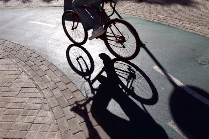 Un usuario en bici