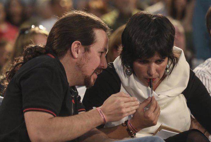 El líder de Unidas Podemos, Pablo Iglesias (i), junto a la ex coordinadora general de Podemos Andalucía, Teresa Rodríguez (d), en una foto de archivo durante un acto público celebrado en Jerez de la Frontera (Cádiz, Andalucía), a 25 de octubre de 2019.