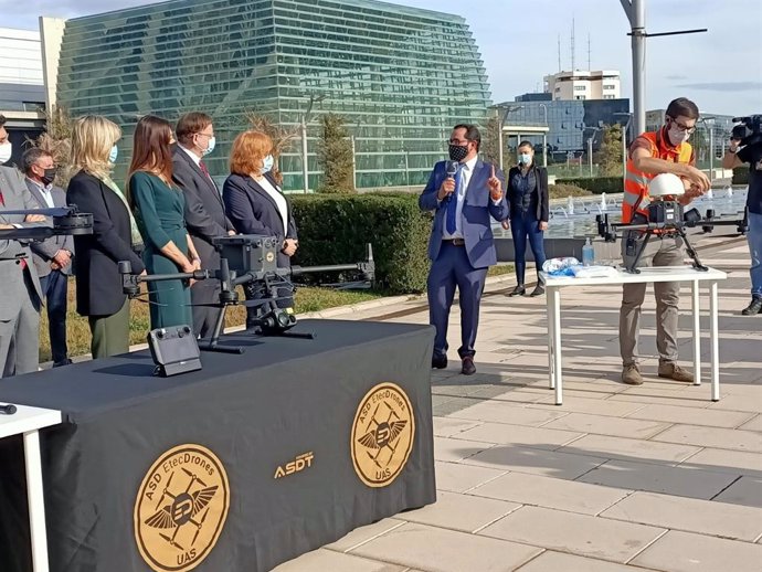 El presidente de la Generalitat, Ximo Puig, junto a otros miembros del Consell y la delegada del Gobierno, Gloria Calero, presiden los vuelos experimentales con drones de material sanitario.