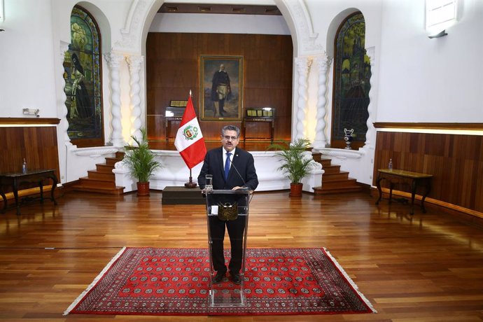 HANDOUT - 15 November 2020, Peru, Lima: Peruvian interim President Manuel Merino speaks during a televised address to announce his resignation. Photo: Jhonel Rodriguez Robles/Peru Presidency/dpa - ATTENTION: editorial use only and only if the credit men