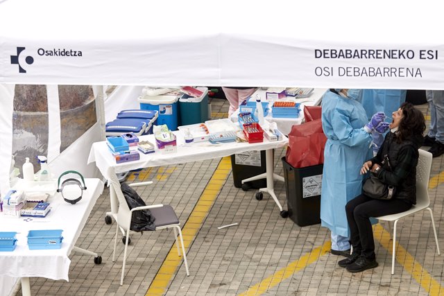Personal sanitario realiza pruebas PCR de detección de coronavirus en Eibar