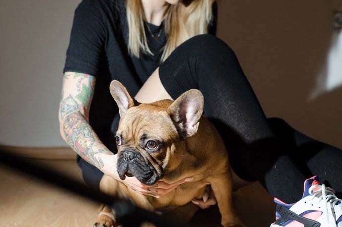 Una persona al cuidado de un animal.