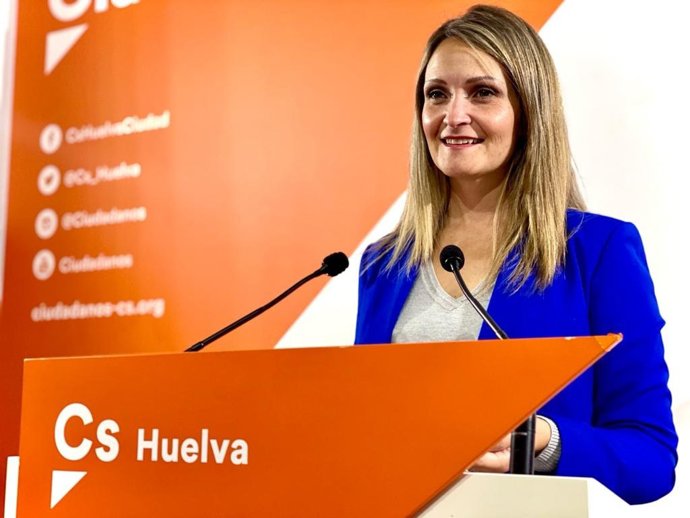 María Ponce (Cs), en una rueda de prensa.