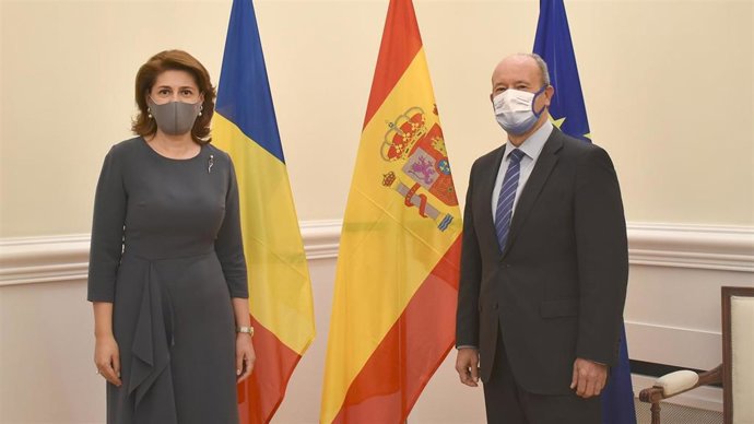 La embajadora de Rumanía en España, Gabriela Dancau, y el ministro de Justicia, Juan Carlos Campo