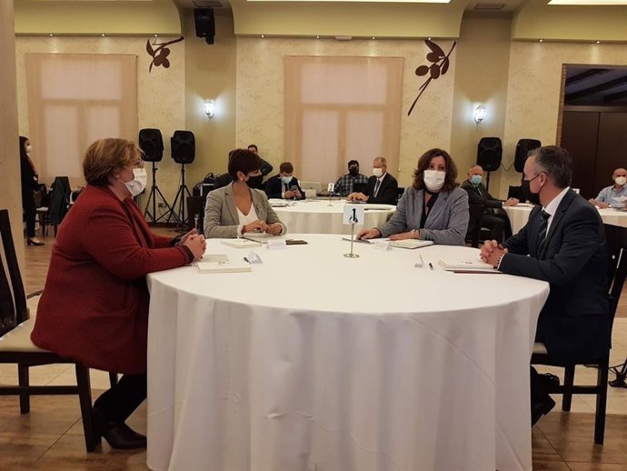 La consejera de Economía, Empresas y Empleo, Patricia Franco, y la alcaldesa de Puertollano, Isabel Rodríguez