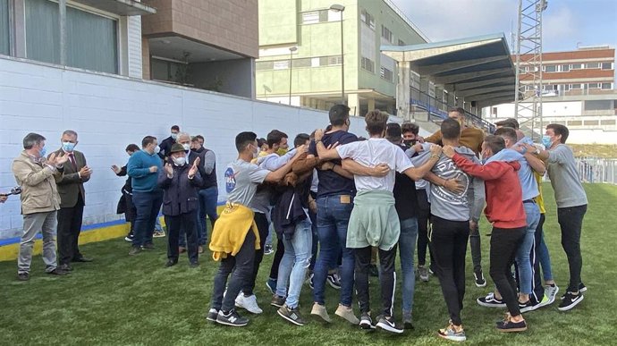 La plantilla de la UD Tomares celebra el sorteo de la Copa del Rey de fútbol.