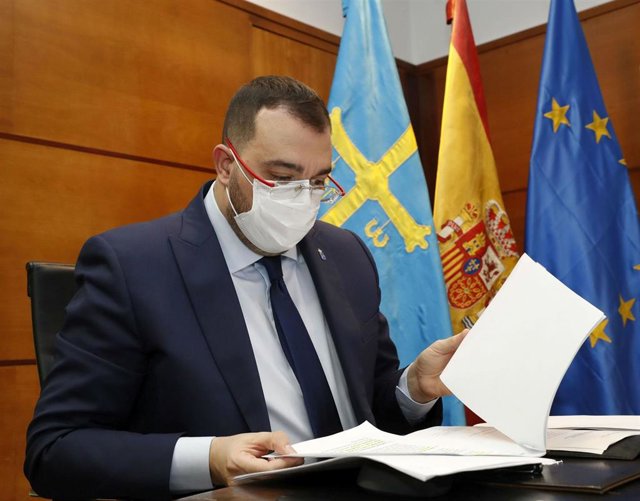 El presidente del Principado de Asturias, Adrián Barbón, que en este momento preside la reunión telemática del comité de crisis de la covid-19.