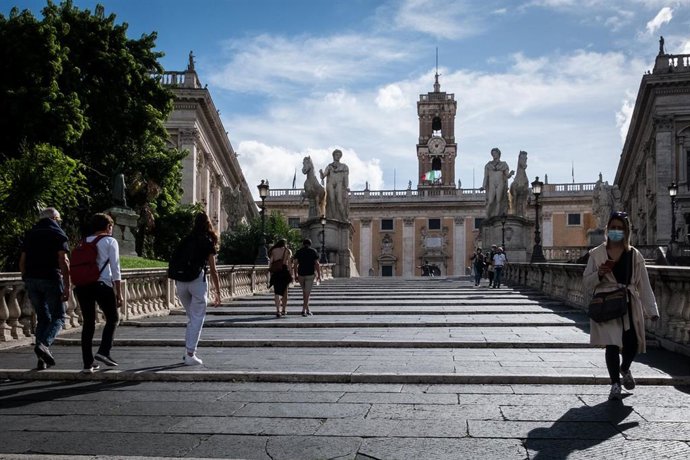 Personas con mascarilla en el Campidoglio, en Roma