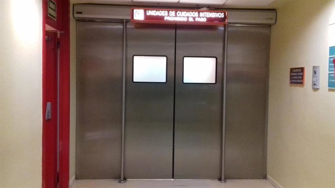 Acceso a la UCI del Hospital Clínico de Zaragoza.