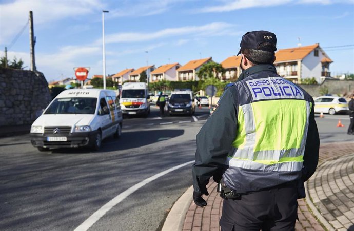 Un agente de la Policía Nacional participa en un control de movilidad en la rotonda de Corbán, que regula la entrada y salida de Santander. Archivo