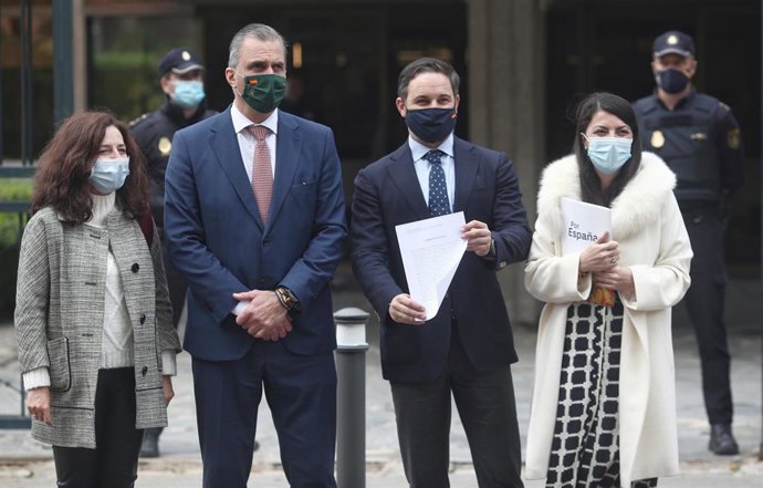 El líder de Vox, Santiago Abascal, y los dirigentes del partido Javier Ortega Smith y Macarena Olona presentan un recurso en el Tribunal Constitucional contra el segundo estado de alarma