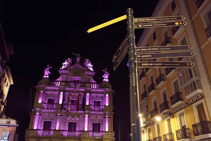 Fachada del Ayuntamiento de Pamplona iluminada de morado