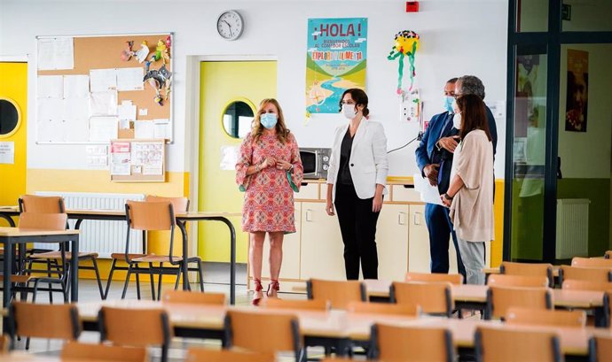 Ayuso visita el colegio público y bilingüe El Bercial de Getafe