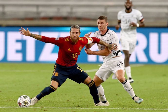 03 September 2020, Baden-Wuerttemberg, Stuttgart: Spain's Sergio Ramos (L) and Germany's Robin Gosens battle for the ball during the UEFANations League A, group 4 soccer match between Germany and Spain in the Mercedes-Benz Arena. Photo: Christian Chari