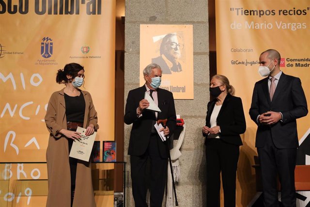 La presidenta de Madrid, Isabel Díaz Ayuso, entrega el Premio Francisco Umbral al Libro del Año 2019 al escritor Mario Vargas Llosa por su obra Tiempos recios en Madrid, a 16 de noviembre de 2020.