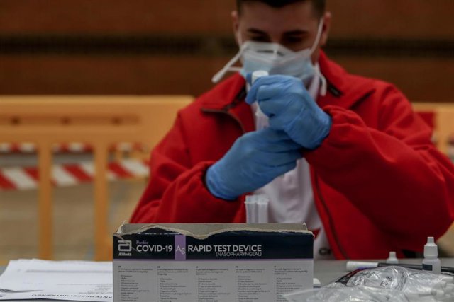 Un sanitario trabaja en el dispositivo de test de antígenos para detección del coronavirus en el polideportivo El Torreón, en la zona básica de salud de San Juan de la Cruz, en Pozuelo de Alarcón, Madrid (España), a 3 de noviembre de 2020.
