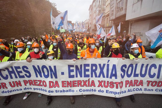 Trabajadores de la planta de Alcoa San Cibrao caminan en una concentración llevada a cabo por Lugo