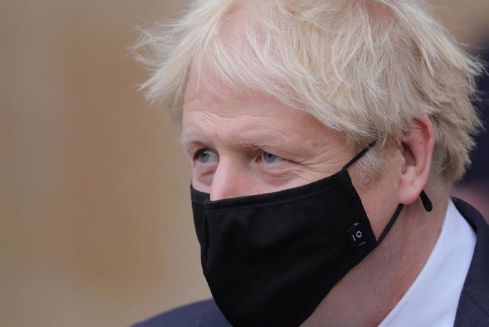 El primer ministro británico, Boris Johnson, con mascarilla