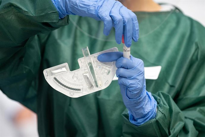 Un sanitario manipula material para la realización de pruebas de detección del virus.