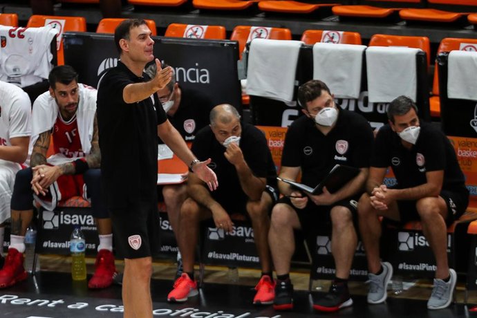Georgios Bartzokas, entrenador del Olympiacos, dando instrucciones durante un partido de pretemporada
