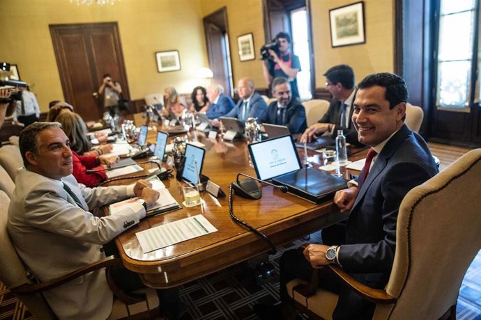 El presidente de la Junta de Andalucía, Juanma Moreno, preside la reunión del Consejo de Gobierno en una imagen de archivo