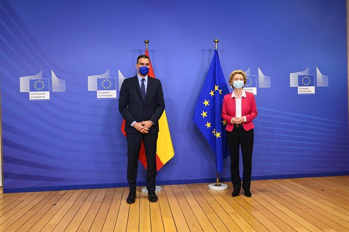 El presidente del Gobierno, Pedro Sánchez, posa junto a la presidenta de la Comisión Europea, Ursula von der Leyen, en una imagen de archivo