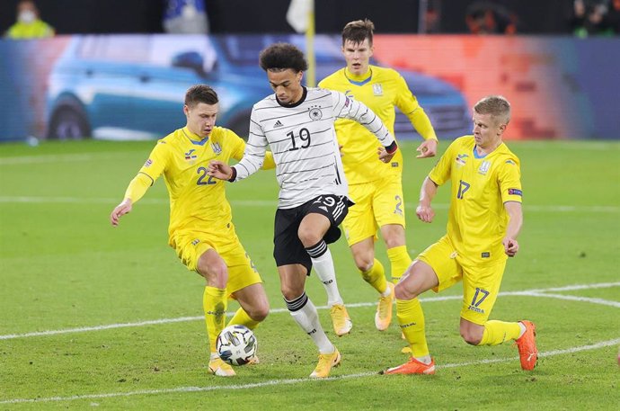 Los ucranianos Mykola Matvienko, Eduard Sobol y Oleksandr Zinchenko ante el alemán Leroy Sané