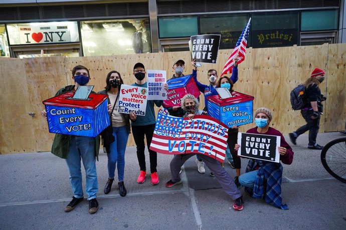 Manifestación celebrada en Nueva York en contra de las amenazas del presidente Donald Trump de interferir en los resultados de las presidenciales que dieron el triunfo a su rival demócrata, Joe Biden.