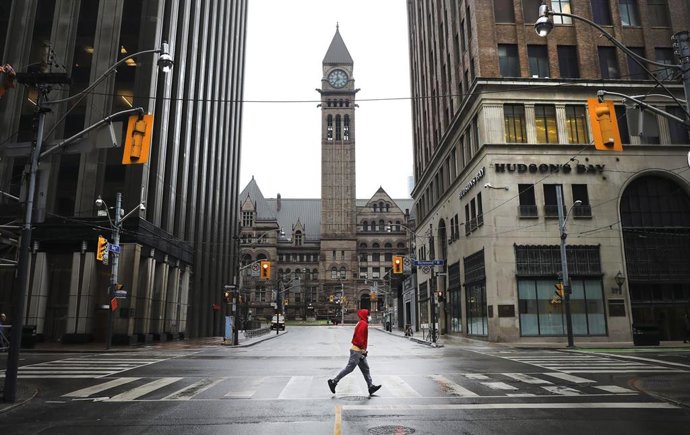 Un hombre camina por las calles de Toronto en medio de las restricciones impuestas para frenar los contagios del coronavirus en el país.