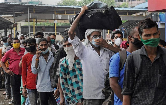 Un grupo de personas espera su turno para someterse a una prueba de coronavirus en India.