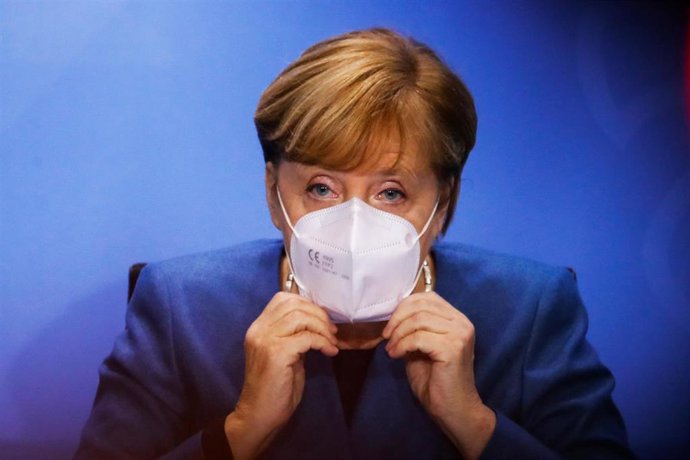 Merkel se pone la mascarilla al finalizar una rueda de prensa en Berlín 