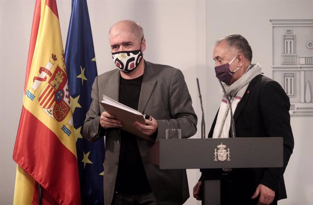 El secretario general de CC.OO., Unai Sordo, y el secretario general de UGT, Pepe Álvarez, comparecen en rueda de prensa tras la constitución con el Gobierno de la Mesa de Diálogo Social en Moncloa, Madrid (España), a 16 de noviembre de 2020. 