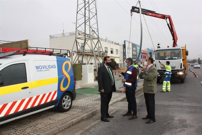Paso de peatones semaforizado en Montes Sierra