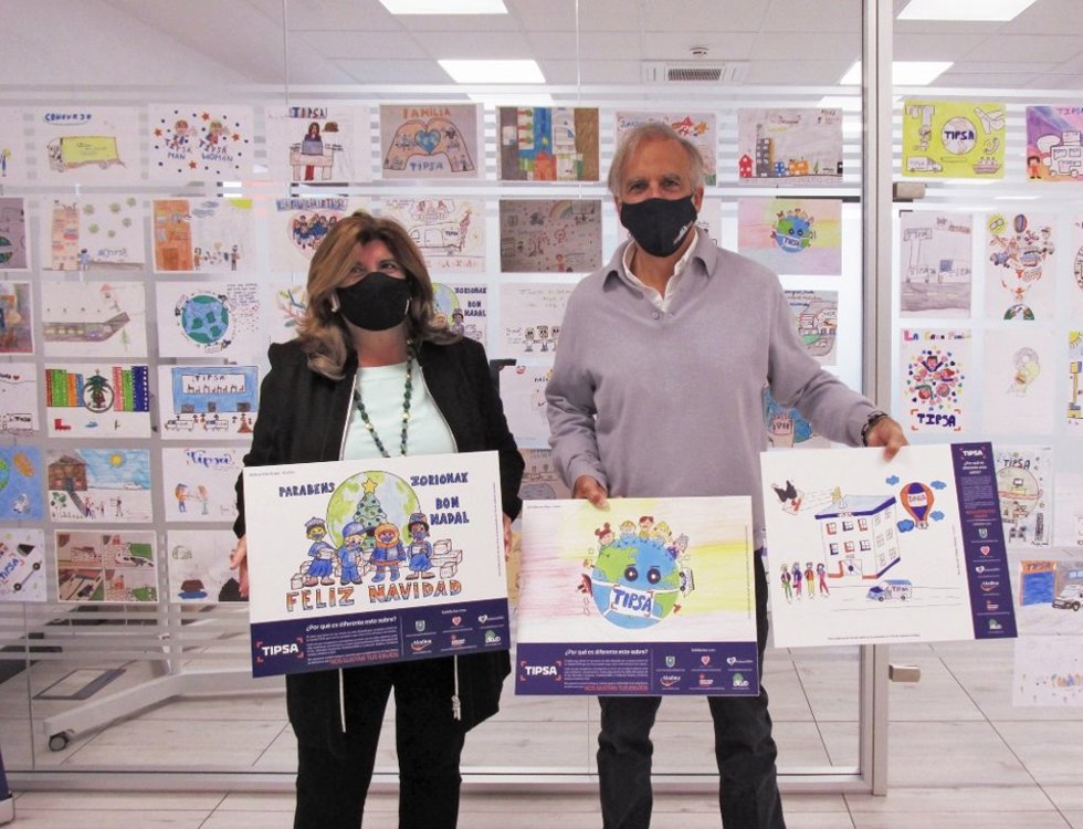 La consejera delegada de Tipsa, Marisa Camacho; y el presidente de Fundación Aladina, Paco Arango, presentando la campaña de sobres solidarios