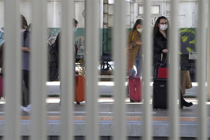 Varios estudiantes se dirigen a la estación de tren para regresar a su casa durante el fin de semana, en Santiago de Compostela.