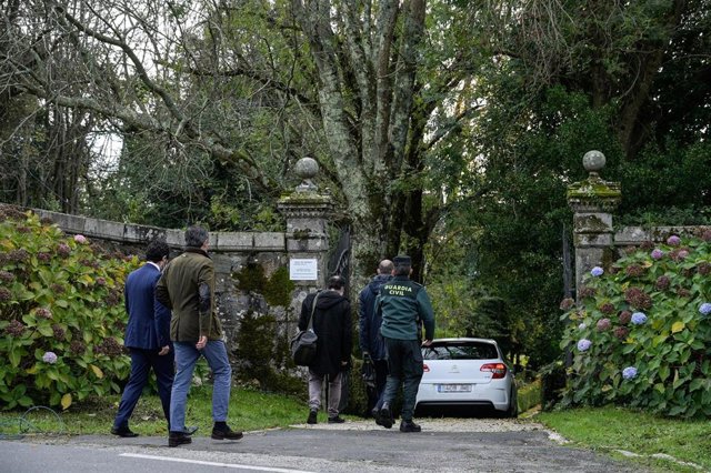 La comitiva judicial y técnicos encargados de realizar el inventario de bienes del pazo de Meirás acceden a la finca